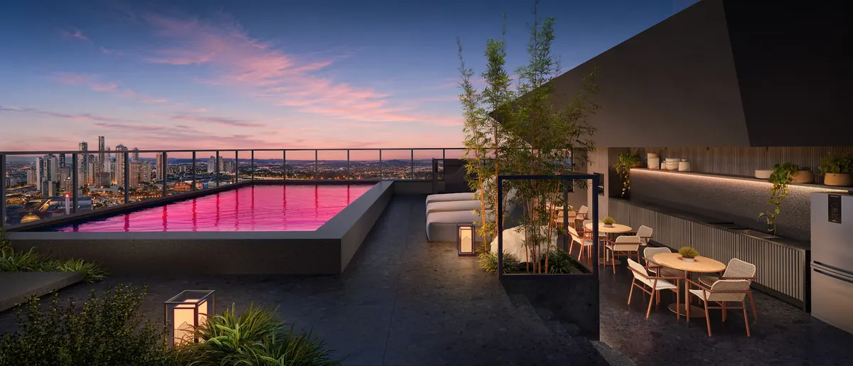 Perspectiva do rooftop do Ryokan Flamboyant, com a piscina e a vista da cidade